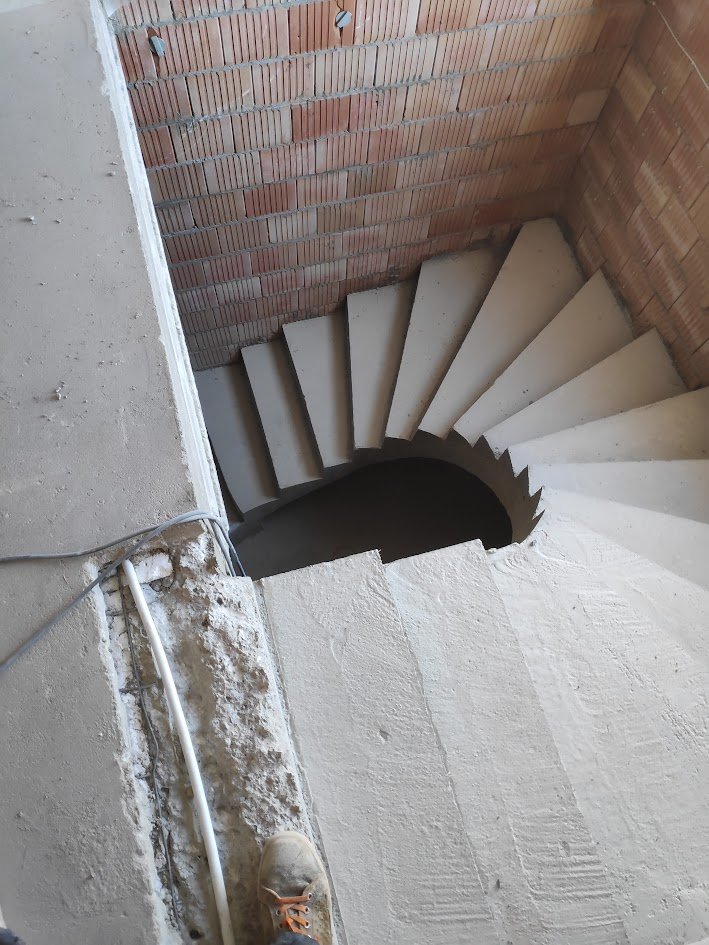 Sukti betoniniai laiptai iš viršaus, pakopos vėduokle, 2019 m.