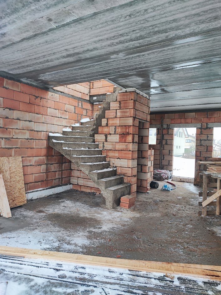 L formos betoniniai laiptai su posūkio pakopomis žiemos metu, 2023 m.